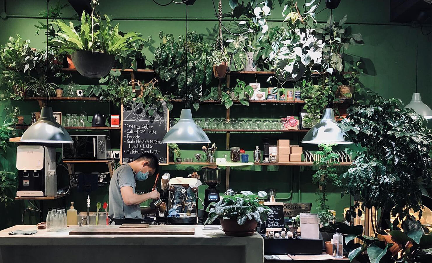 bloomthis-5-plant-flower-cafes-you-have-to-visit-01-coffee-barista