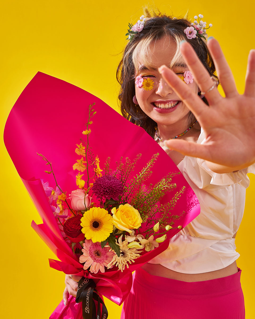 its giving... yellow daisy bouquet