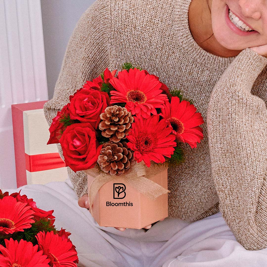 bloomthis-christmas-hat-box-angelica-red-gerbera-christmas-flower-box-1080x1080-04