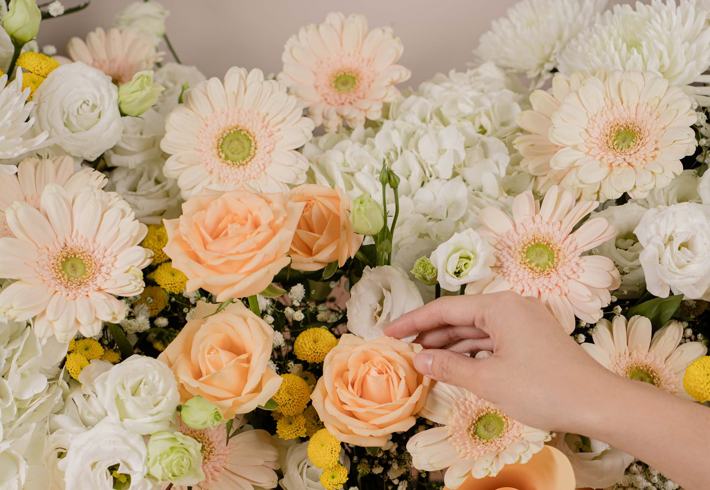 bloomthis-flower-stand-eleos-premium-condolence-flower-stand-2345x1620-04