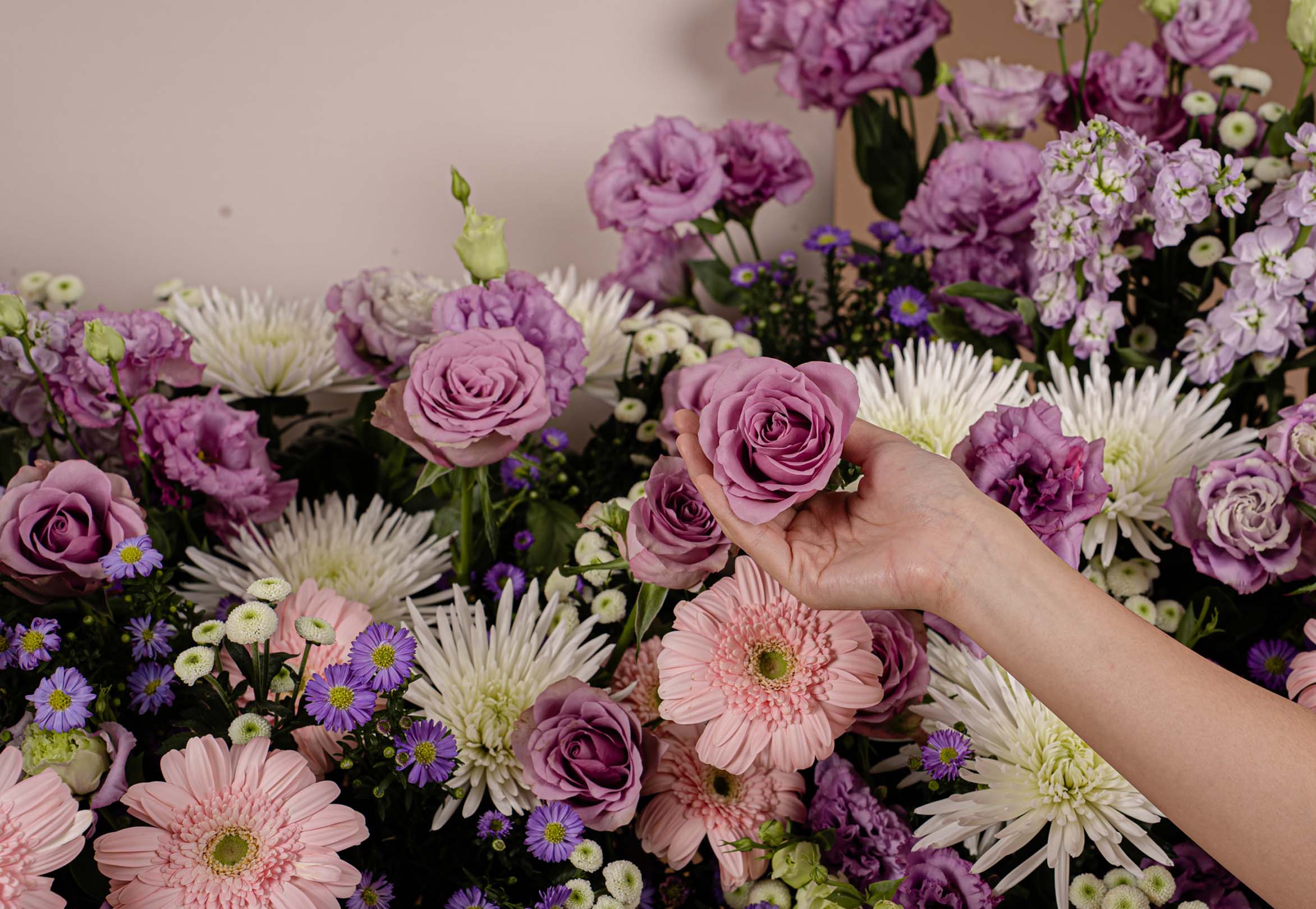 bloomthis-flower-stand-harmonia-premium-condolence-flower-stand-2345x1620-02