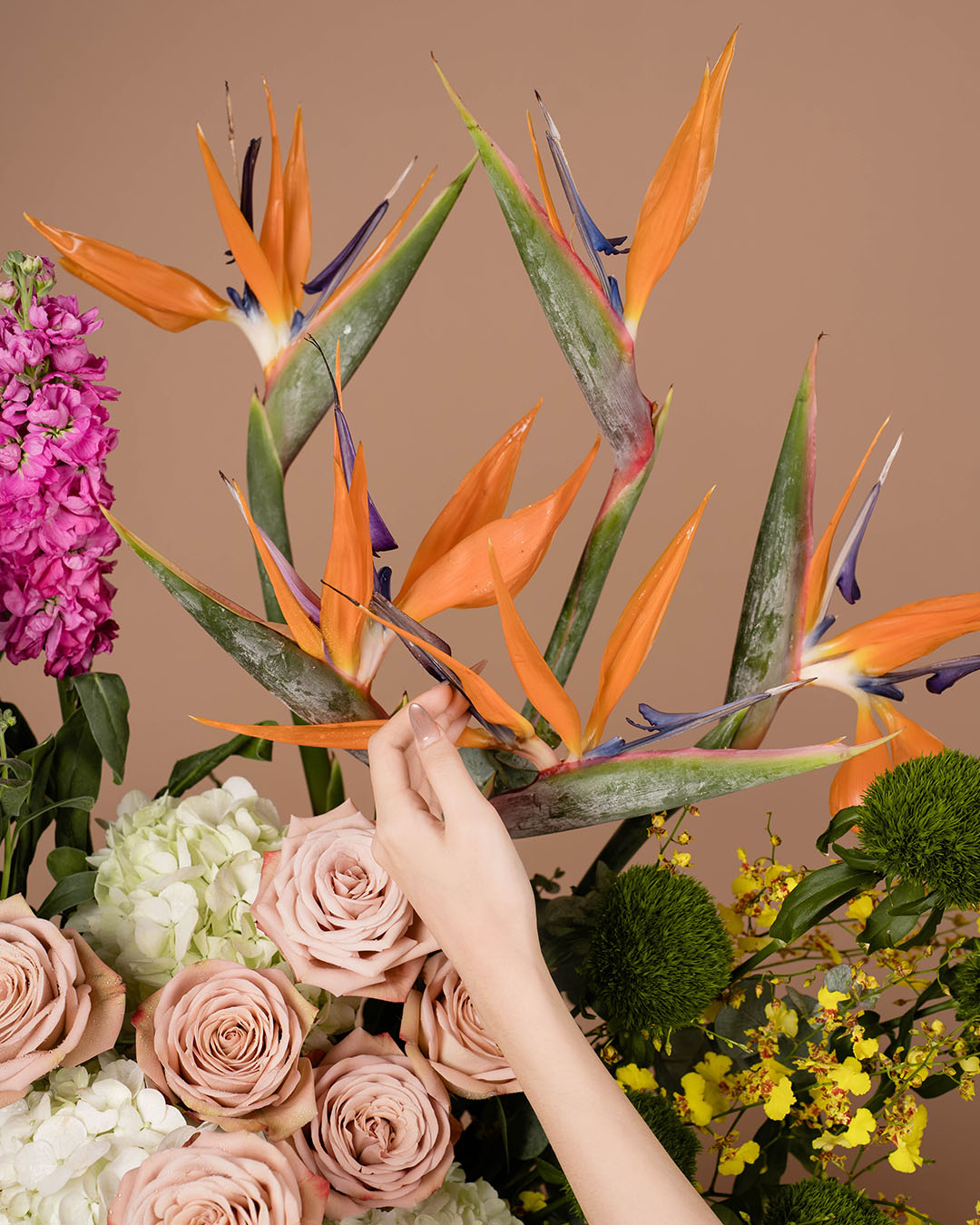 bloomthis-hat-box-luxe-ameera-matthiola-rose-flower-box-1080x1350-05