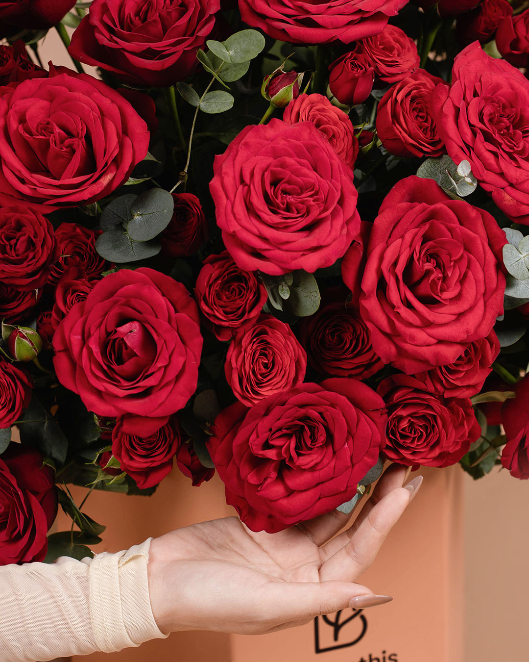 bloomthis-hat-box-luxe-kate-red-rose-flower-box-1080x1350-05