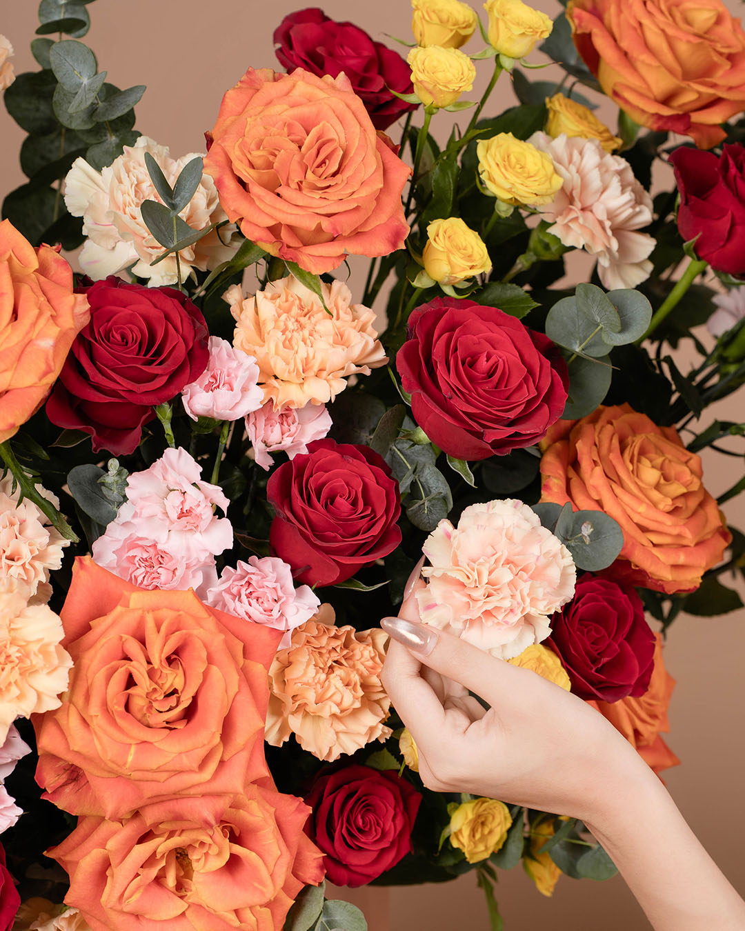 bloomthis-hat-box-luxe-marmara-red-rose-flower-box-1080x1350-03