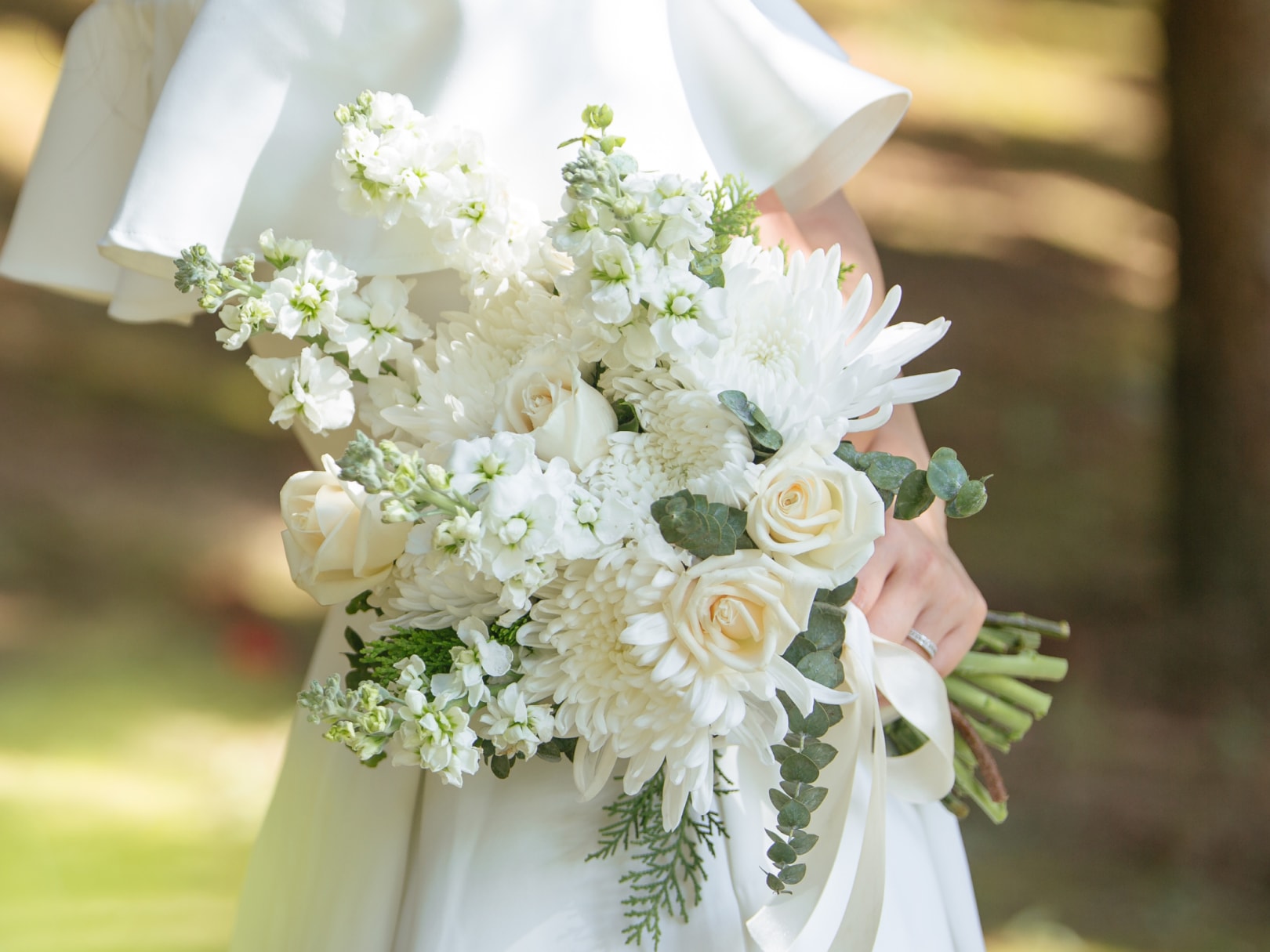 bloomthis-flower-colour-white-usp-03-elegant-white-flower-bridal-wedding-bouquets