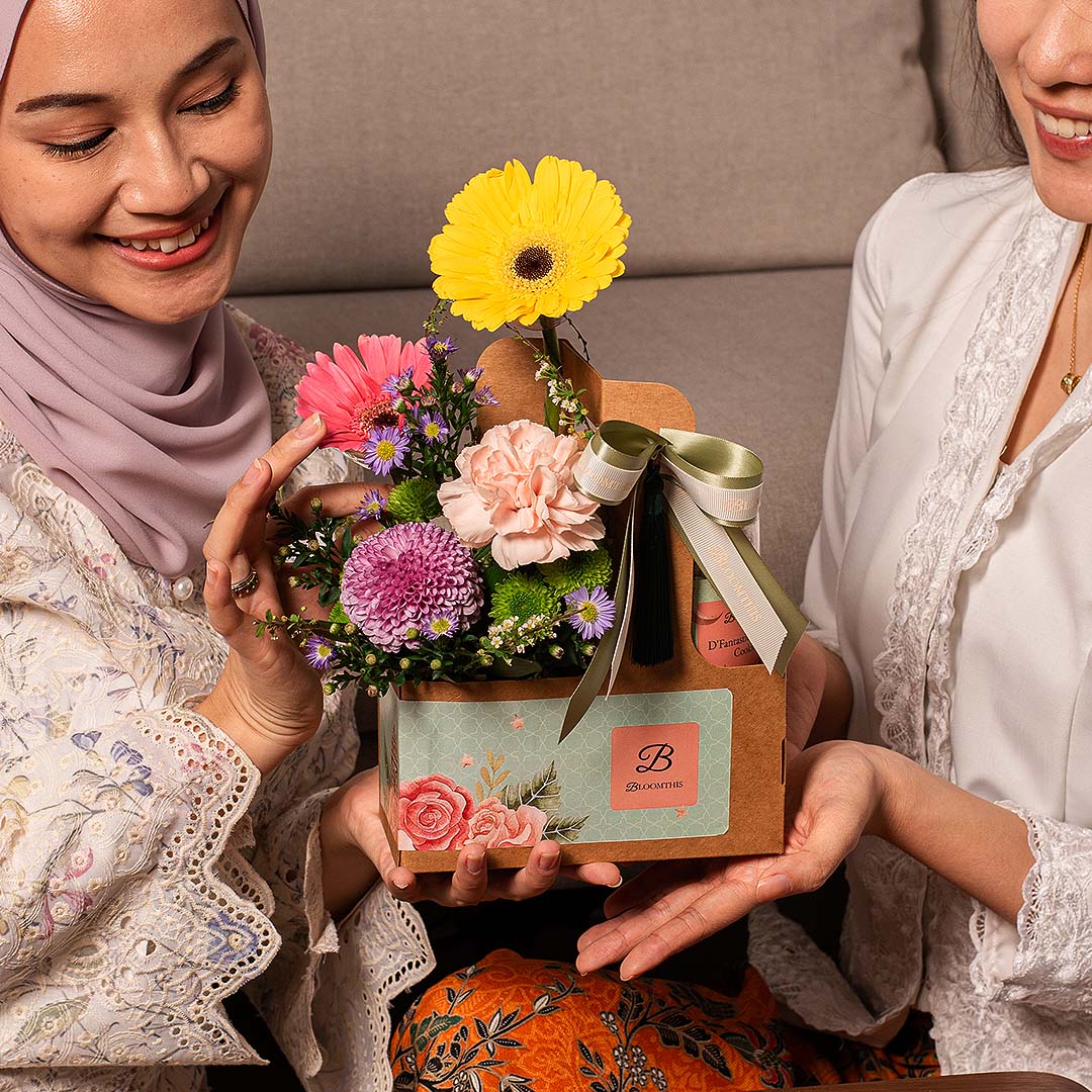 Buah Tangan Raya Cookies & Flower Gift Set