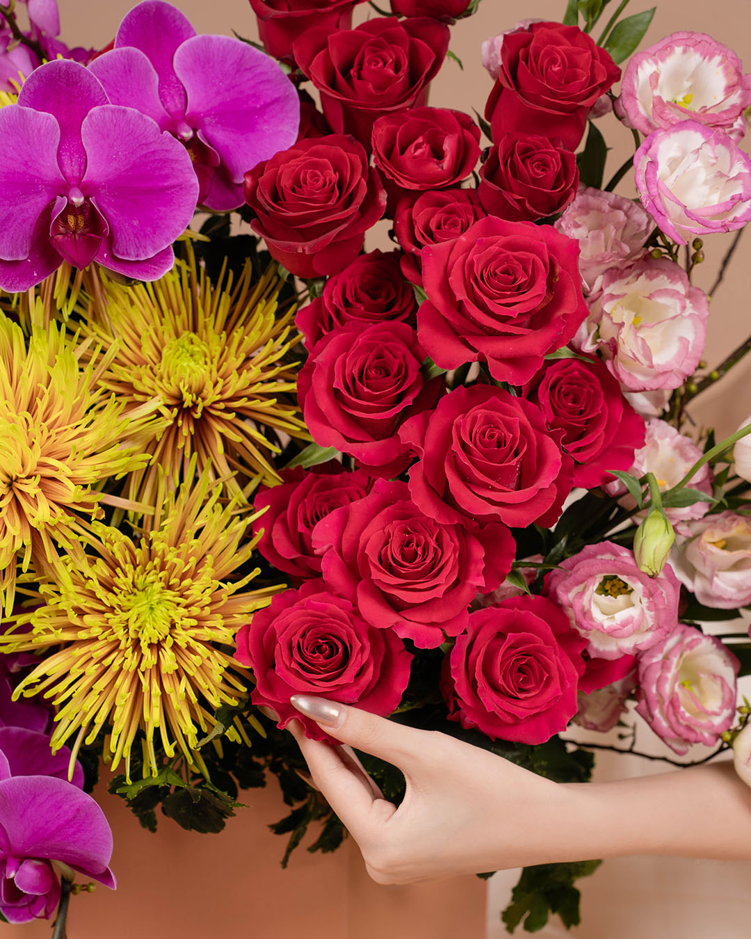 bloomthis-hat-box-luxe-amani-phalaenopsis-rose-flower-box-1080x1350-03