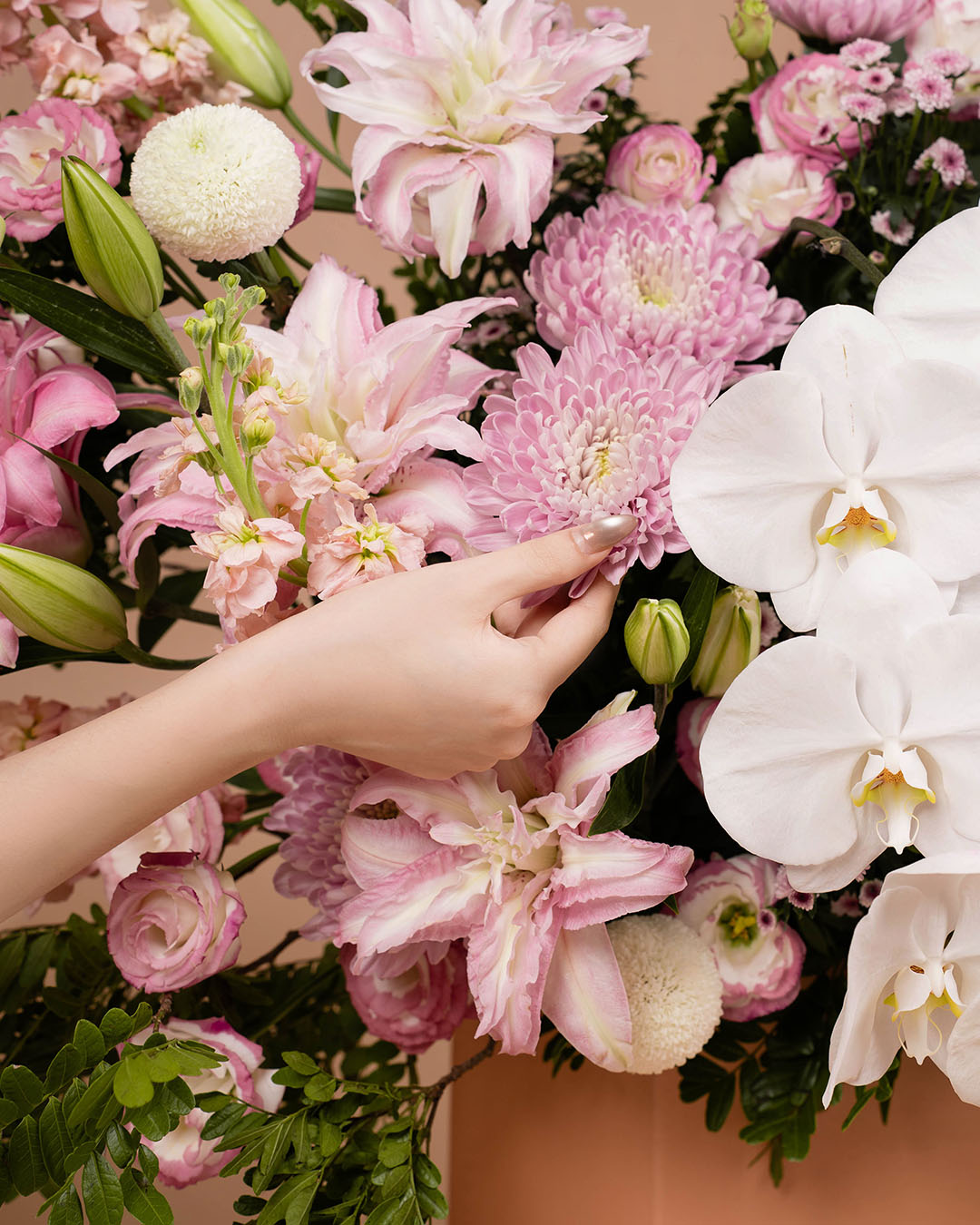 bloomthis-hat-box-luxe-ionian-white-orchid-flower-box-1080x1350-03