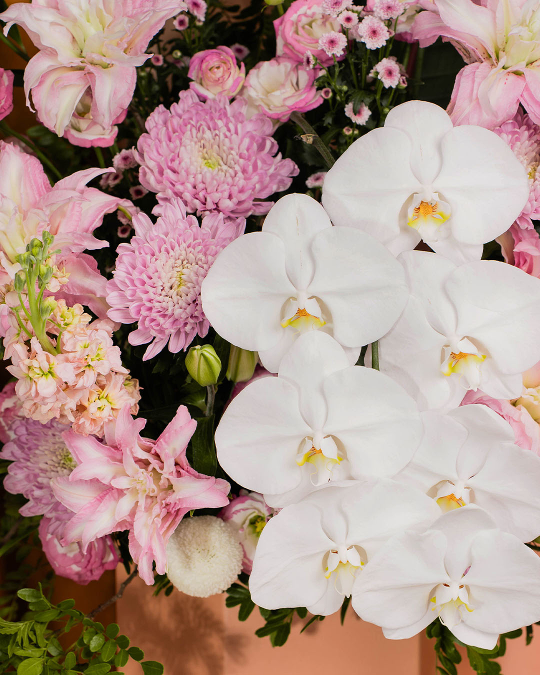 bloomthis-hat-box-luxe-ionian-white-orchid-flower-box-1080x1350-04