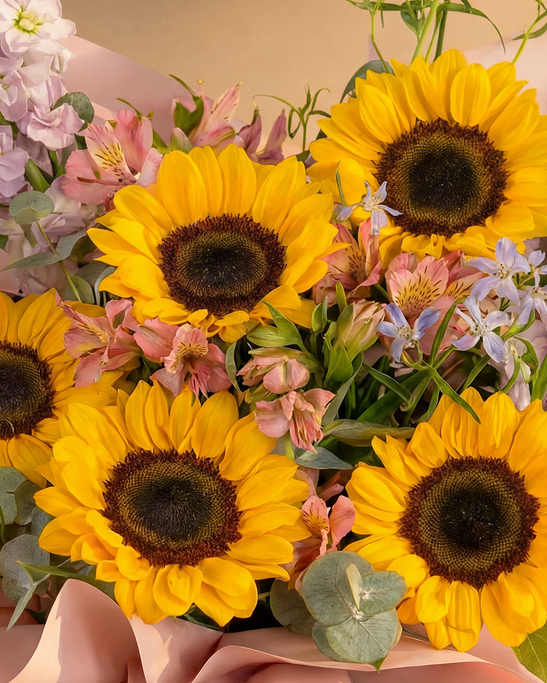 bloomthis-hat-box-zooey-yellow-sunflower-flower-box-1080x1350-05_94312b9d-96eb-4885-97ef-12adc29f5fc7